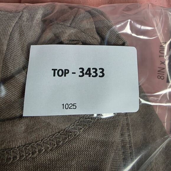 Torrid 3 Classic Fit V-Neck Taupe Tee Plus Size - Picture 6 of 6